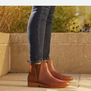 NWT NISOLO Chelsea Boots in Auburn| size 8